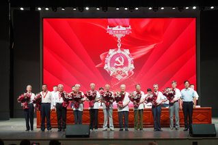 为在党50年的老同志颁发纪念奖...